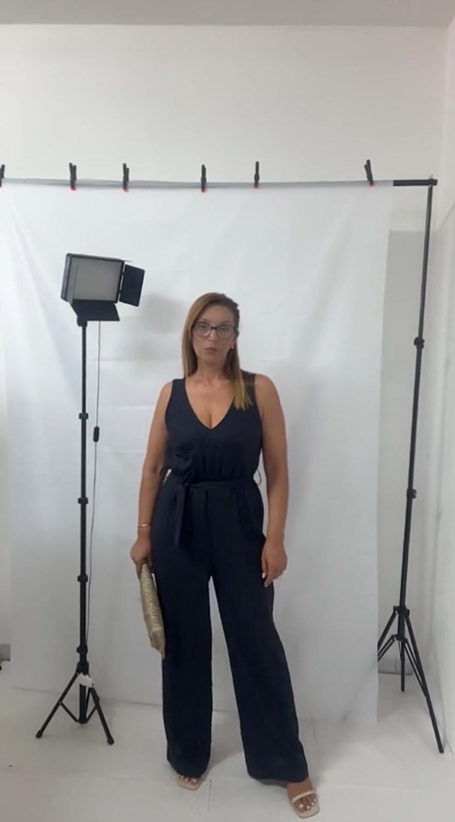 Tuta donna in lino con scollo a V e gamba larga