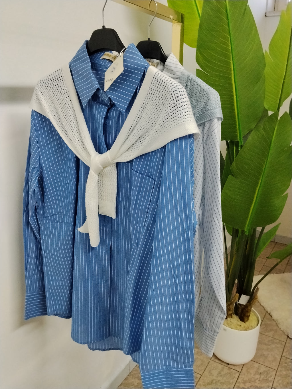 Camicia Monique in cotone con dettaglio sulle spalle