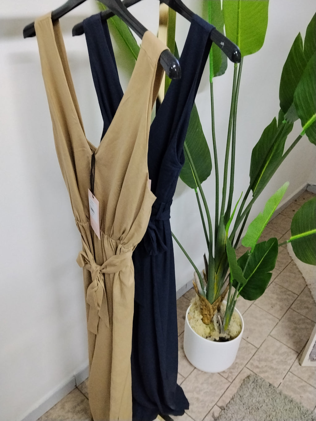 Tuta donna in lino con scollo a V e gamba larga
